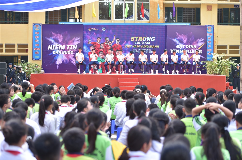 Bắt đầu từ trường THCS Phù Đổng, những “ngôi sao” trên sân cỏ bắt đầu hành trình truyền đi những cảm hứng sống tốt đẹp của mình.