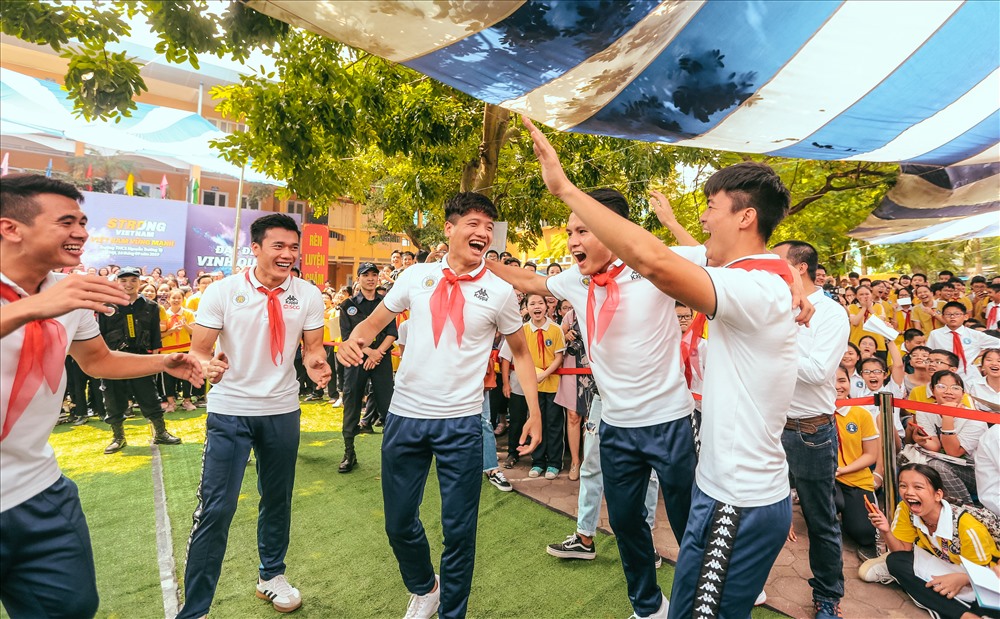 Nhưng hơn hết, đây chính là một lời tri ân của CLB bóng đá Hà Nội giành tặng người hâm mộ đội bóng Thủ đô, thay cho lời cảm ơn chân thành nhất vì tình yêu, sự ủng hộ đã dành cho “Niềm tự hào Thủ đô” trong suốt chặng đường đã qua và cả những hành trình sắp tới.