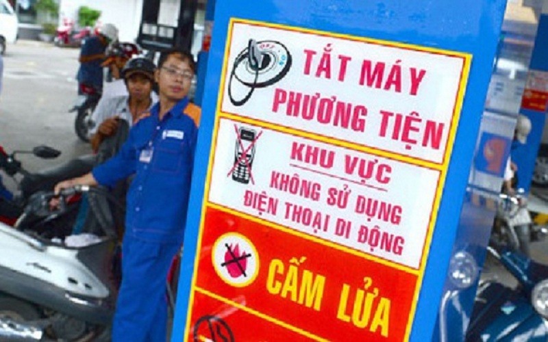 Quy định cấm dùng điện thoại và tắt máy xe khi bơm xăng. Ảnh BD.