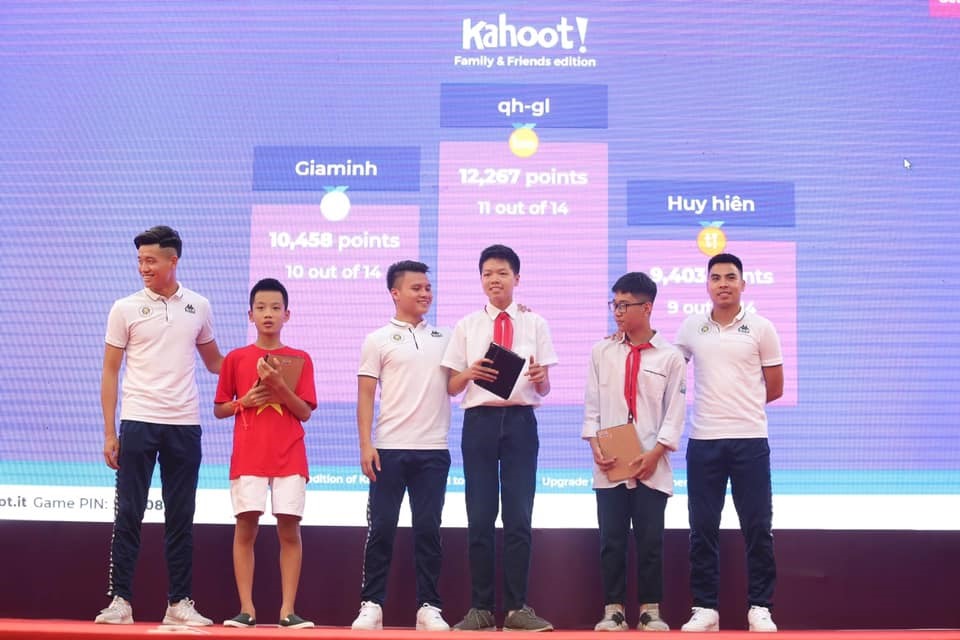Gia Minh (áo đỏ) trên bục nhận giải nhì. Ảnh: HN