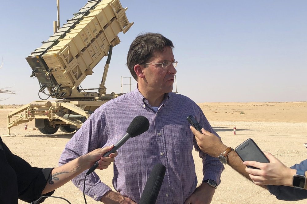 Ông Mark Esper tại căn cứ không quân Prince Sultan ở Saudi Arabia. Ảnh: AP.