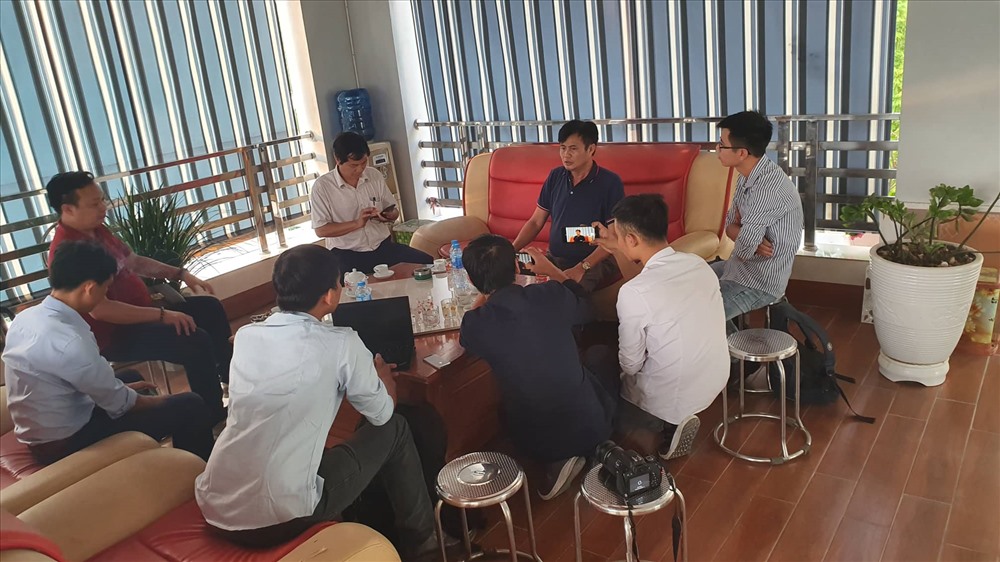 Ông Nguyễn Đức Truyền trong “vòng vây” của báo chí. Ảnh: LN