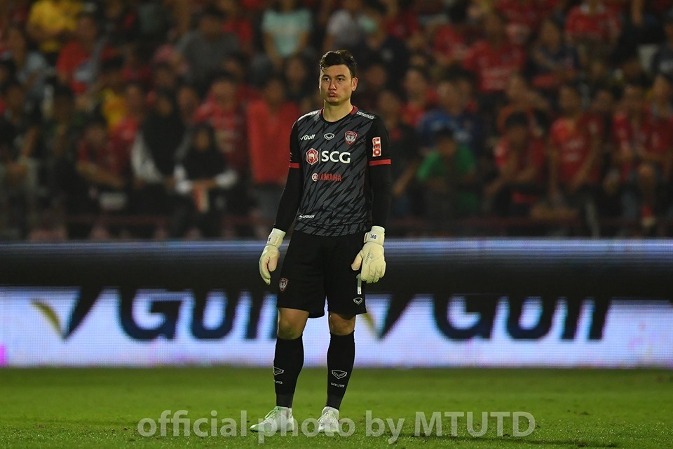 Thủ thành Văn Lâm mắc sai lầm ở Thai League và bị các cổ động viên Muangthong United kêu gọi tẩy chay. Ảnh: Muangthong FC