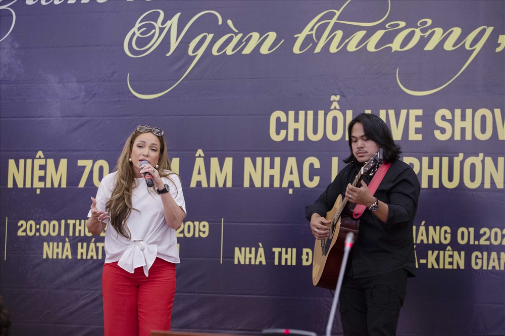 Thanh Hà xuất hiện bên bạn trai tại buổi họp báo liveshow “Trăm nhớ ngàn thương“. Ảnh: NVCC