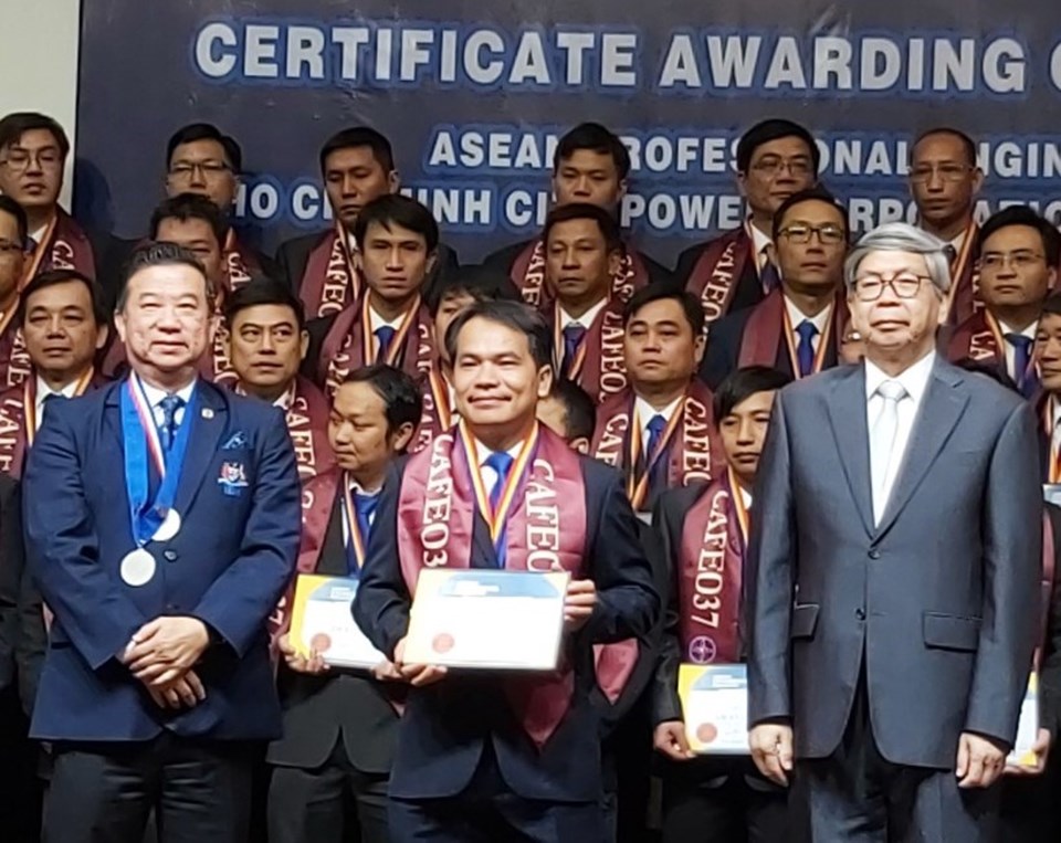 GS.TSKH Đặng Vũ Minh (bìa phải), Chủ tịch Liên hiệp các Hội khoa học và Kỹ thuật Việt Nam và TS Andy Seo Kian Haw (bìa trái), Chủ tịch Hội đồng đăng bạ Kỹ sư ASEAN, trao chứng chỉ “Kỹ sư chuyên nghiệp ASEAN”, cho các kỹ sư của EVNHCMC. Ảnh Nam Dương GS.TSKH Đặng Vũ Minh (bìa phải), Chủ tịch Liên hiệp các Hội khoa học và Kỹ thuật Việt Nam và TS Andy Seo Kian Haw (bìa trái), Chủ tịch Hội đồng đăng bạ Kỹ sư ASEAN, trao chứng chỉ “Kỹ sư chuyên nghiệp ASEAN”, cho các kỹ sư của EVNHCMC. Ảnh Nam Dương