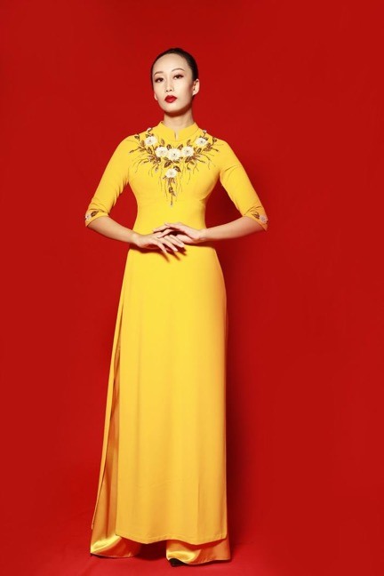 “Việc ra Bộ sưu tập thể hiện niềm đam mê thời trang của bản thân, tôi muốn làm đẹp cho những người phụ nữ thông qua tà áo dài Việt. Tôi luôn nuôi dưỡng hi vọng sáng tạo thêm được nhiều sản phẩm đẹp hơn nữa đặc biệt là tà áo dài truyền thống“, Nhà thiết kế Liên Hoàng chia sẻ về bộ sưu tập mới.