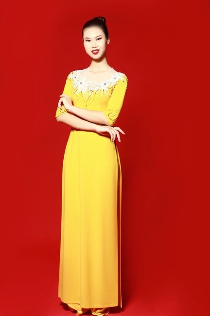 “Việc ra Bộ sưu tập thể hiện niềm đam mê thời trang của bản thân, tôi muốn làm đẹp cho những người phụ nữ thông qua tà áo dài Việt. Tôi luôn nuôi dưỡng hi vọng sáng tạo thêm được nhiều sản phẩm đẹp hơn nữa đặc biệt là tà áo dài truyền thống“, Nhà thiết kế Liên Hoàng chia sẻ về bộ sưu tập mới.