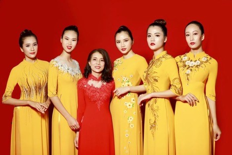 Ít ai biết, nhà thiết kế Hoàng Liên chính là học trò của Nhà thiết kế Đỗ Trịnh Hoài Nam - một trong những tên tuổi thiết kế áo dài được nhiều người nổi tiếng lựa chọn. Ảnh: HL.
