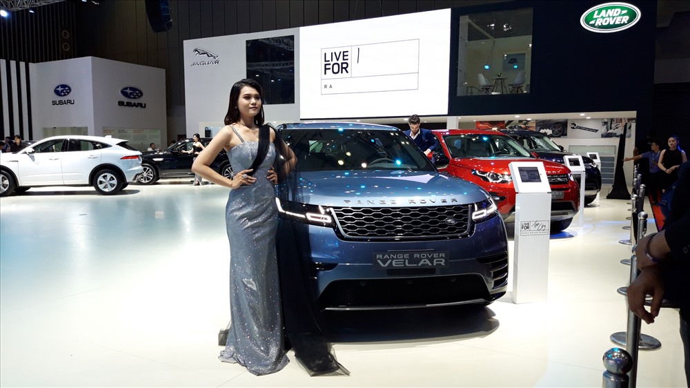 Đến với triển lãm, các hãng xe đều lựa chọn cho mình chủ đề và màu sắc trang trí chủ đạo để tạo điểm nhấn cho thương hiệu. Bên cạnh đó, âm nhạc cũng là yếu tố quan trọng thổi hồn vào các màn trình diễn. Ảnh TK.