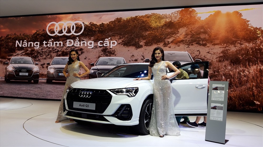 Vẻ đẹp kết hợp với những bộ trang phục lộng lẫy phần nào nói lên được thông điệp của các hãng xe muốn truyền tải đến công chúng tại gian hàng trưng bày. Ảnh TK.