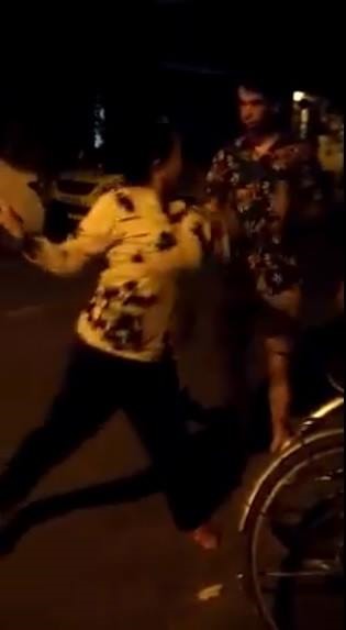 Hình ảnh bà Mỹ doạ đánh du khách tây gây bức xúc trên mạng xã hội. Ảnh: cắt từ clip.