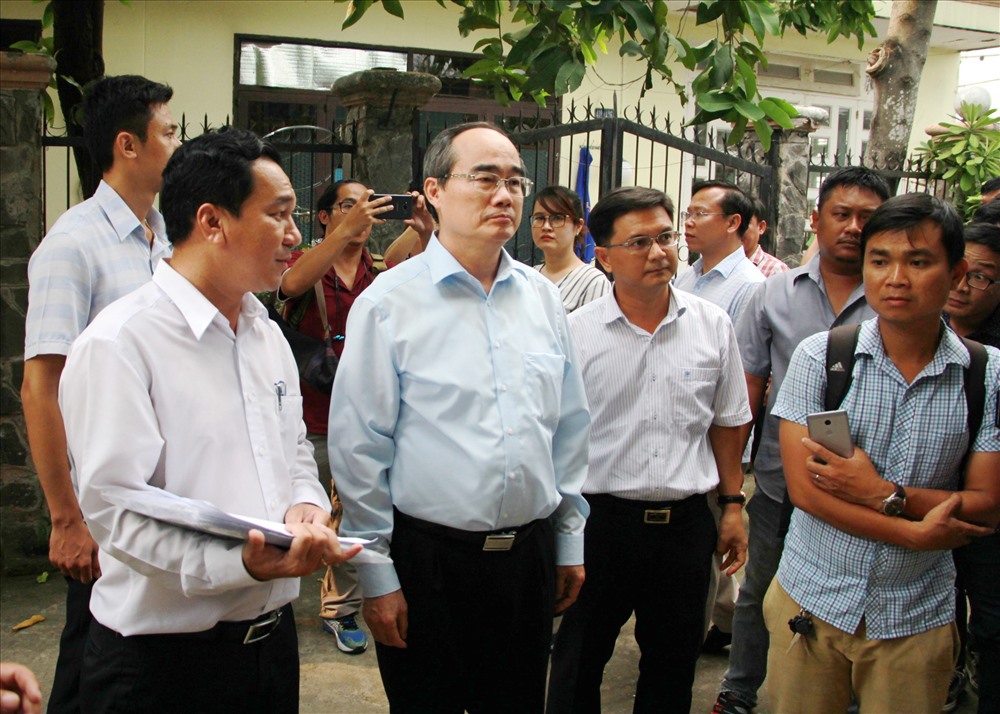 Chiều ngày 22.10, bí thư Thành ủy TP.Hồ Chí Minh Nguyễn Thiện Nhân trực tiếp thị sát tại 7 công trình xây dựng trái phép trên đất của ông Lê Hữu Thành. Bí thư Nhân yêu cầu “phải chấm dứt ngay tình trạng này“.
