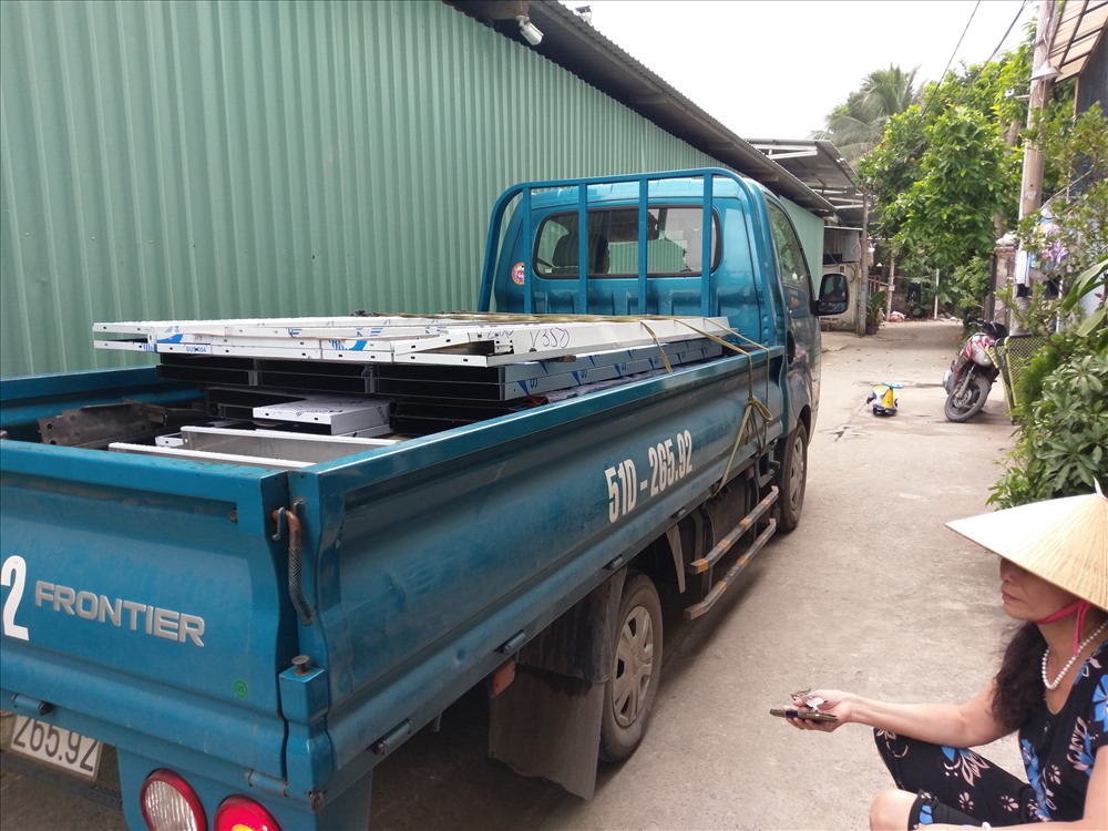 Đầu tháng 9.2019, lãnh đạo quận Thủ Đức đã làm việc với ông Thành và ông đề xuất cần thời gian để tháo dỡ khoảng 1 tháng. Tuy nhiên đến nay gần hết tháng 10 vẫn chưa có dấu hiệu nào cho thấy các công trình này sẽ bị tháo dỡ. Chiều ngày 23.10, xe tải chở hàng liên tục ra vào các xưởng, công nhân hối hả làm việc.