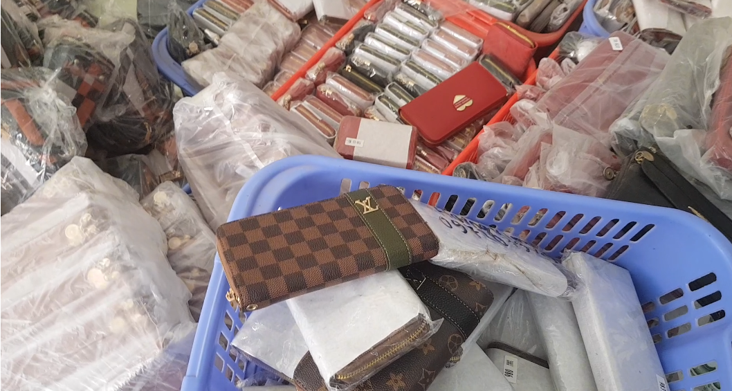 Ví Louis Vuitton giá trị thực hàng chục triệu đồng, tại Thao Chính đổ đống dưới đất và chỉ có giá chưa tới 100.000 đồng. Ảnh: D.T