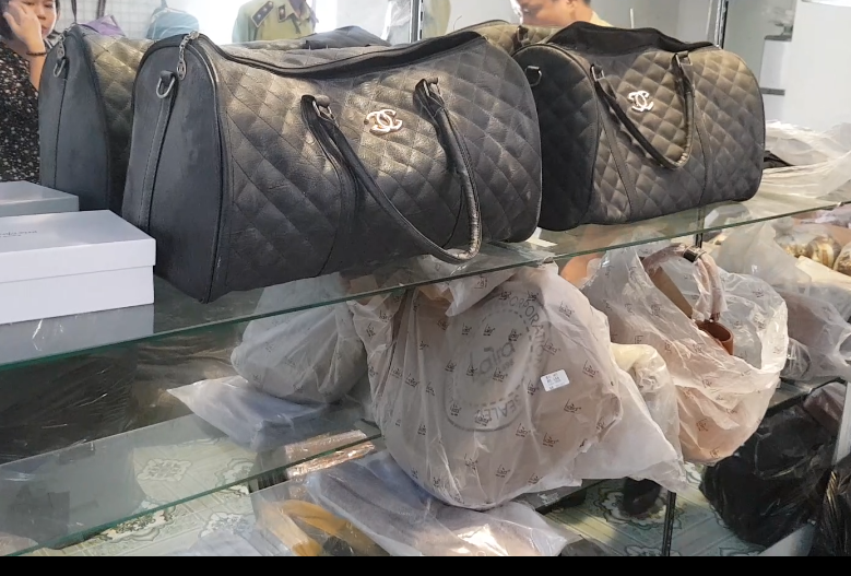 Chiếc túi giả hàng hiệu này được chủ cửa hàng Điểm Hương cho biết giá chỉ có 40.000 đồng. Ảnh: D.T