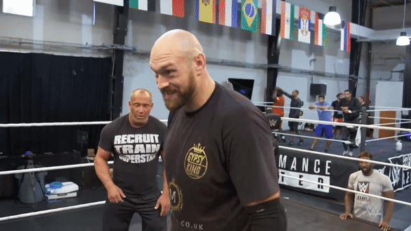 “Lính mới” của sới vật Tyson Fury bị “ma cũ” Braun Strowman liên tục cà khịa