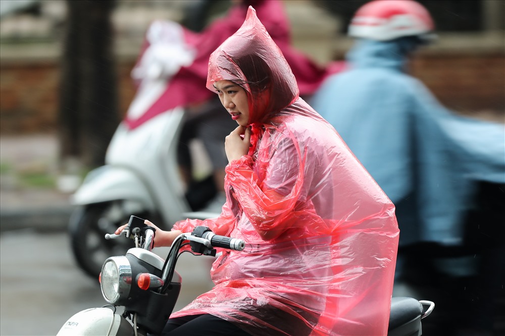 Hà Nội có mưa, sáng sớm người dân ra đường co ro trong những chiếc áo mưa, áo khoác.