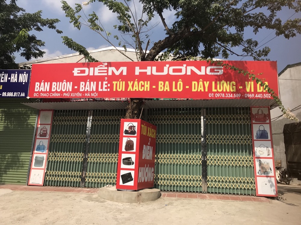 Lượng lớn túi xách chưa gắn nhãn mác, thương hiệu được bày dưới nền đất