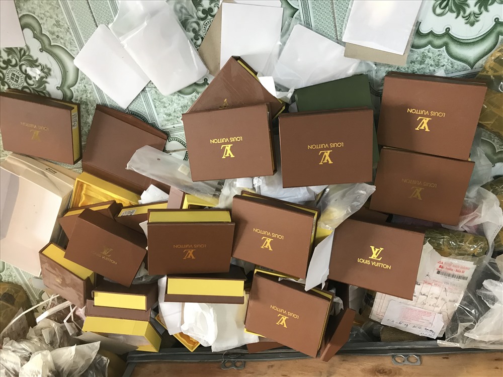 Lực lượng Quản lý thị trường đang kiểm đếm hàng hoá có dấu hiệu vi phạm tại cơ sở kinh doanh Long Hương
