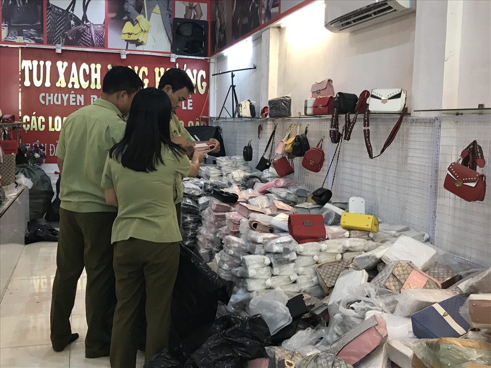 Túi xách Charles & Kelth “qua mặt” sự kiểm soát của lực lượng quản lý thị trường