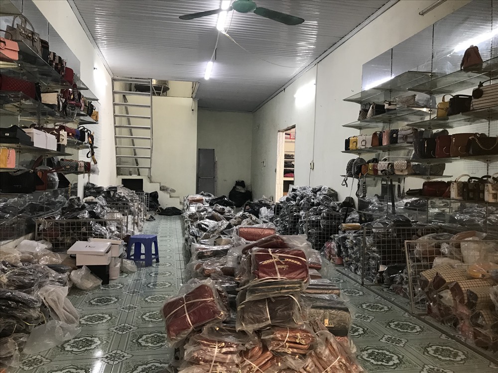 Nhiều vỏ hộp mang thương hiệu Loui Vuiton được vứt la liệt dưới nền nhà