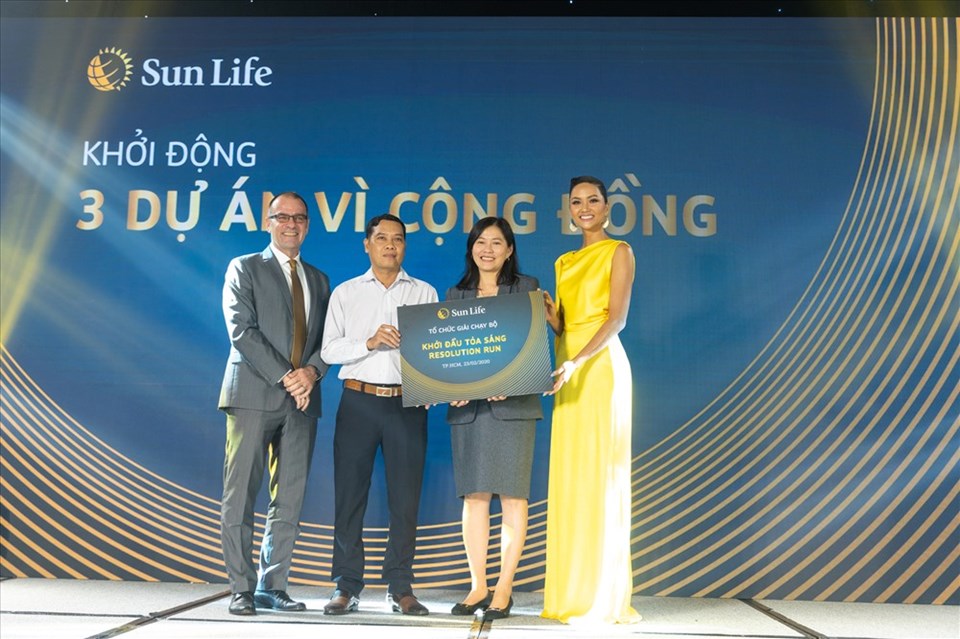 Đại diện Sun Life và Hoa hậu H’Hen Niê trao biểu trưng Giải chạy bộ thường niên “Khởi Đầu Tỏa Sáng – Resolution Run”. Đại diện Sun Life và Hoa hậu H’Hen Niê trao biểu trưng Giải chạy bộ thường niên “Khởi Đầu Tỏa Sáng – Resolution Run”.
