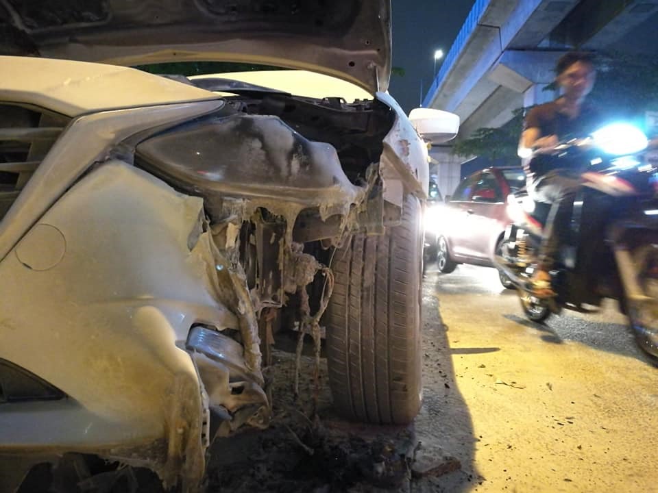 Chiếc xe đã bị cháy một phần phía trước đầu xe bên trái.