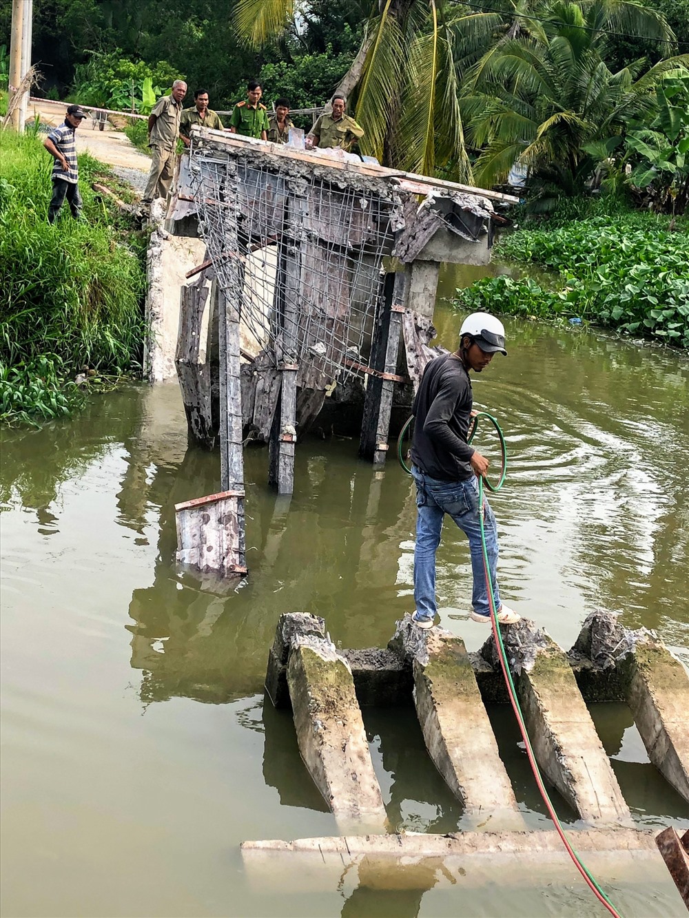 Một cây cầu sai phép pử Bình Thủy bị cưỡng chế, đập bỏ