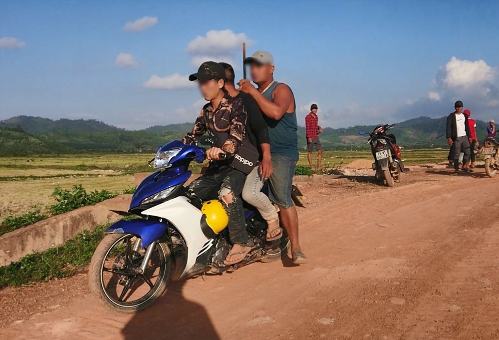 Nhóm người đánh ông Hôm. Ảnh: LX