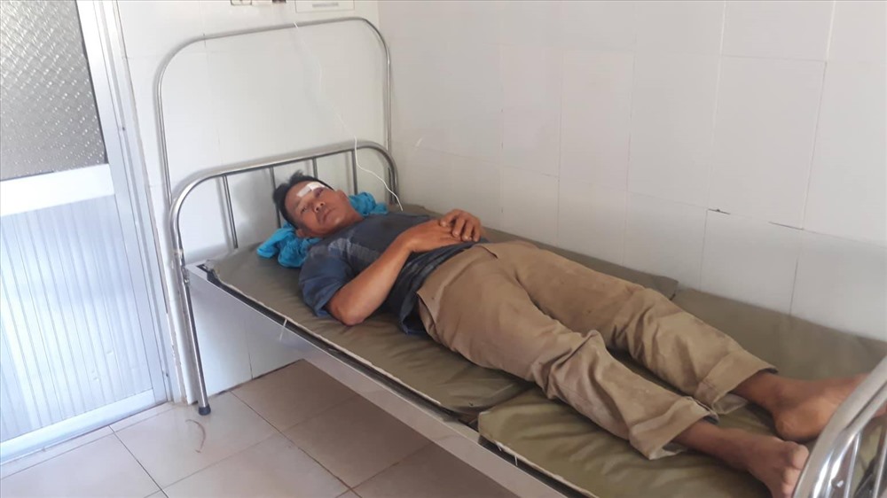 Ông Hôm bị thương đang được điều trị tại bệnh viện. Ảnh: LX