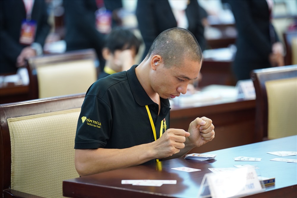 Anh Nguyễn Đình Thiết trong cuộc thi Siêu trí