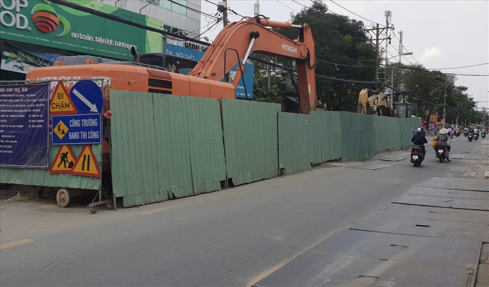 Những chiếc máy nằm bất động chưa rõ ngày tiếp tục hoàn thành các hạng mục còn lại.