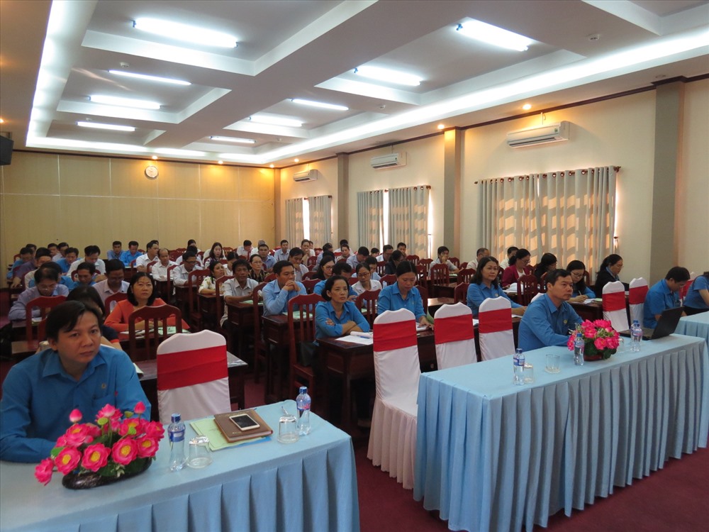 Đồng chí Nguyễn Văn Oánh chia sẻ đến các học viên về công tác kiểm tra công đoàn. Ảnh: L.H