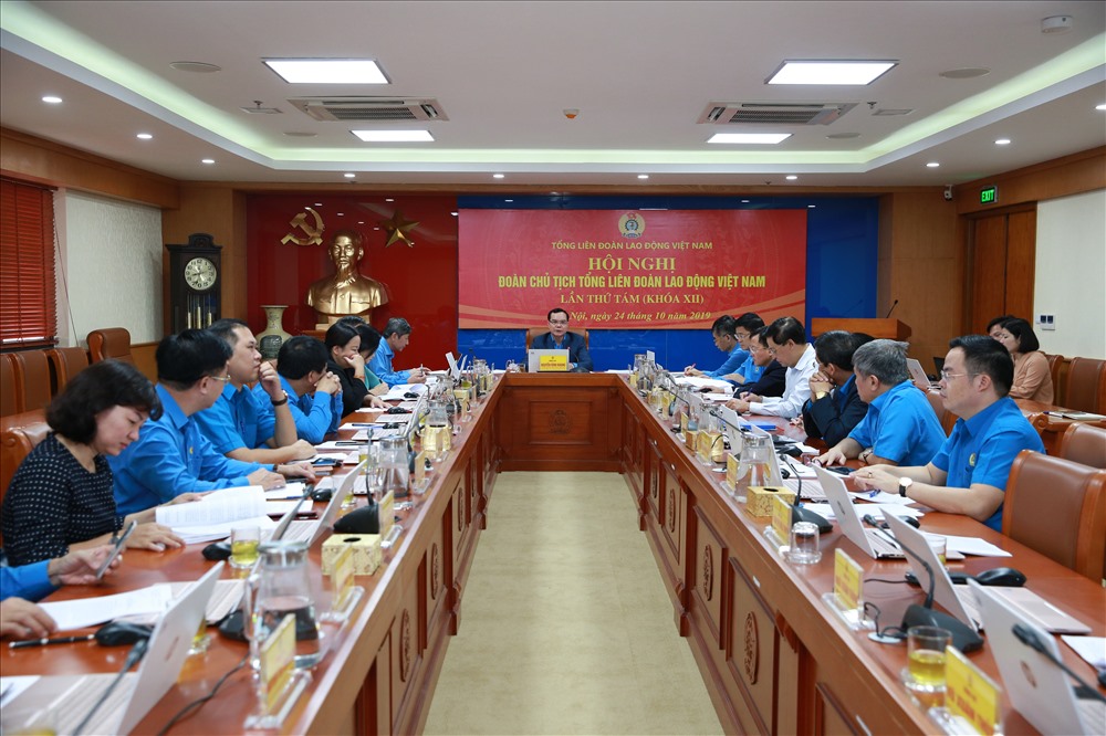 Chủ tịch Tổng LĐLĐVN Nguyễn Đình Khang chủ trì Hội nghị Đoàn Chủ tịch lần thứ tám (khóa XII) ngày 24.10. Ảnh: HẢI NGUYỄN