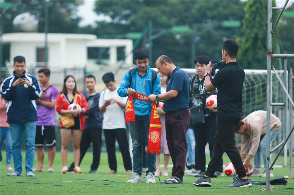 Xuất hiện trên sân bóng, HLV Park Hang-seo được khán giả vây quanh xin chữ ký. Ảnh: Sơn Tùng