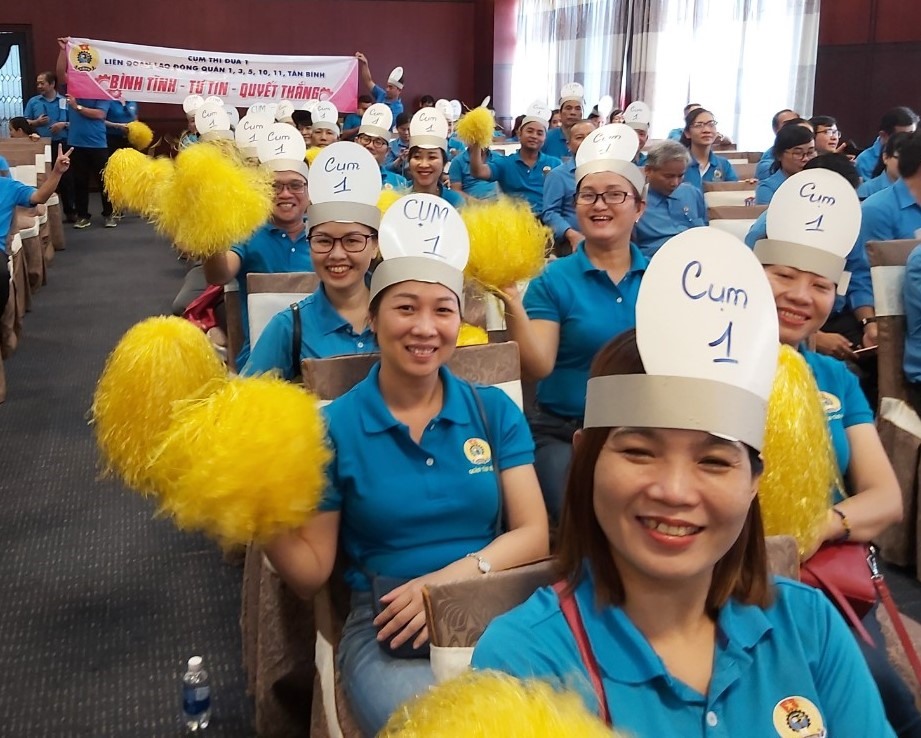 Các cổ động viên sôi nổi cổ vũ hội thi. Ảnh Nam Dương
