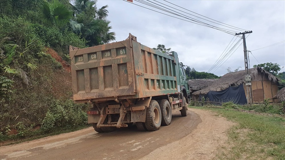 Những chiếc xe cơi nới thùng thành và chở quá tải là nỗi kinh hoàng của người dân địa phương.