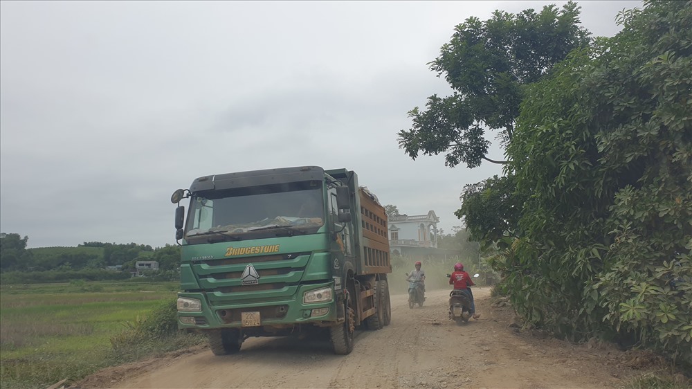 Theo ghi nhận của chúng tôi, một ngày có hàng chục lượt xe hổ vồ chở quặng chạy từ 7h sáng - 7h tối qua trục đường chính của xã Hùng Đức.