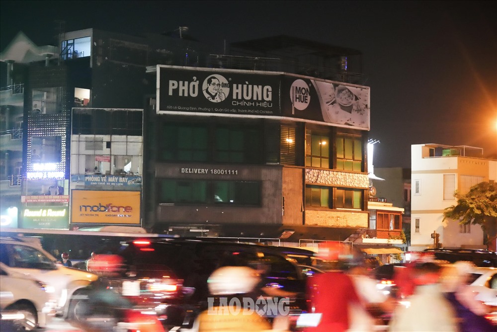 Theo ghi nhận, cửa hàng tích hợp Món Huế và Phở Hùng ngay giữa vòng xoay Lê Quang Định - Phạm Văn Đồng dừng hoạt động và treo biển “Công trình tạm ngưng để sửa chữa“.