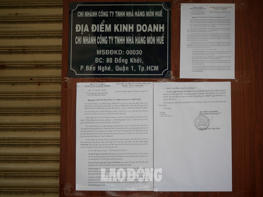 Nhiều hệ thống cửa hàng tích hợp với Món Huế, trong đó có cả Food Hall, cũng chỉ còn mỗi nhân viên bảo vệ hoặc cửa hàng trong tình trạng bị dán bảng đòi mặt bằng.