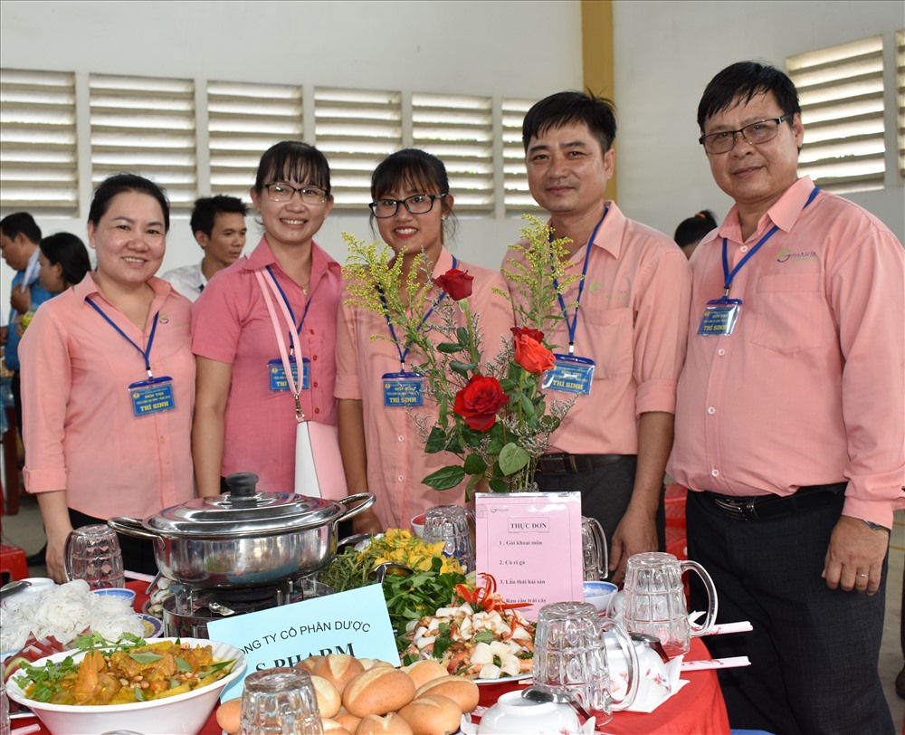 Các đội tham dự hội thi và hoàn thành bửa cơm gia đình. Ảnh: Thành Nhân.