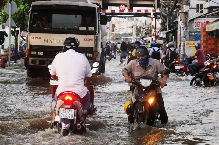 Triều cường tiếp tục dâng cao, dân Sài Gòn dắt bộ xe về nhà Triều cường tiếp tục dâng cao, dân Sài Gòn dắt bộ xe về nhà