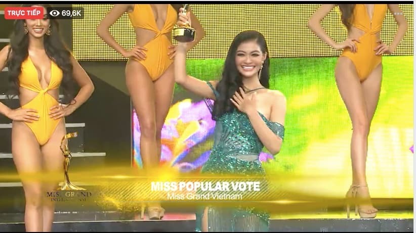 Khoảnh khắc Kiều Loan xúc động khi nhận giải “Miss popular“. Ảnh: CMH.
