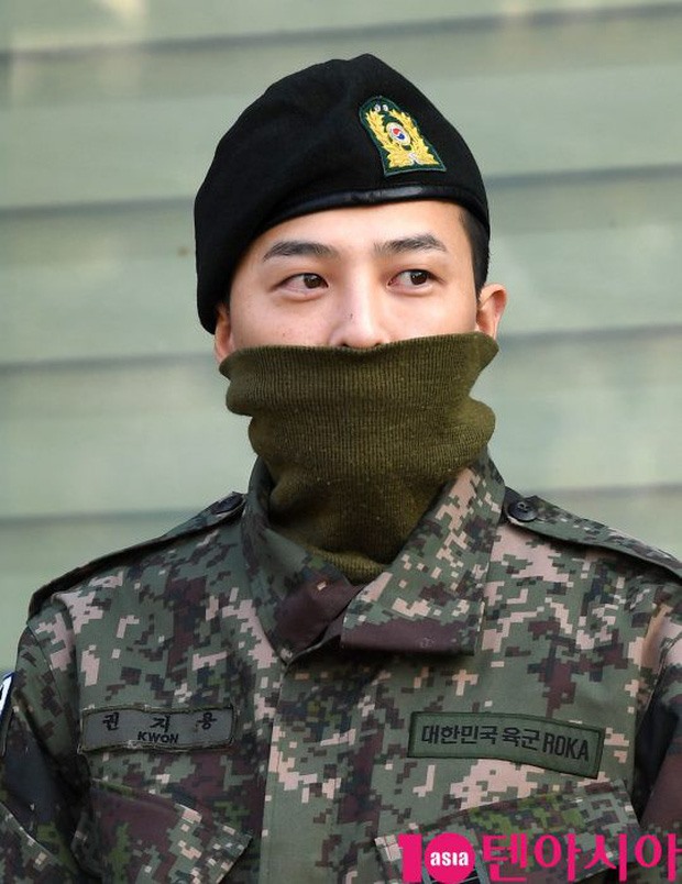 G-Dragon thể hiện sự bối rối khi 2000 người hâm mộ túc trực để chờ đón mình. Ảnh: Newsen.