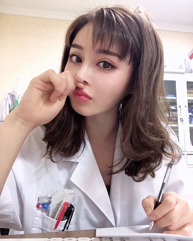 Yuan Herong hiện đang làm ở một bệnh viện. Hàng ngày cô mặc đồng phục rộng thùng thình nên không ai biết. Ảnh: Yuan Herong Instagram