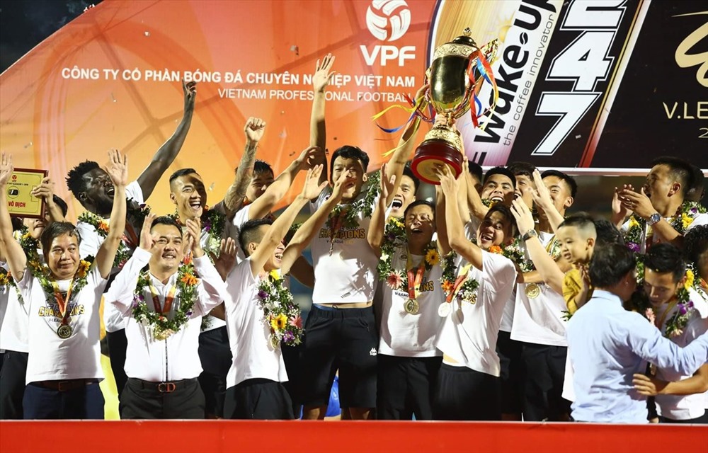 CLB bóng đá Hà Nội nâng Cup vô địch V-League 2019