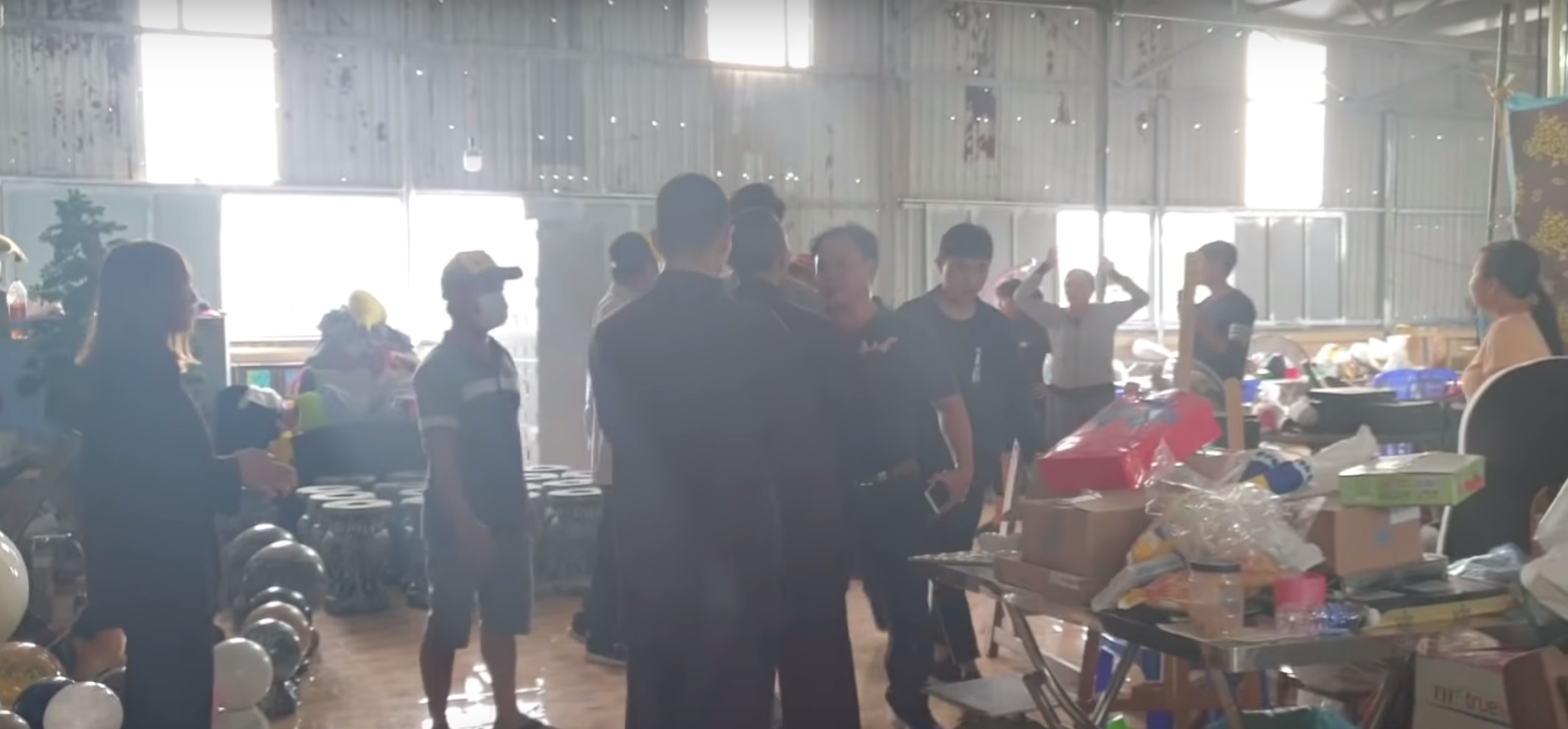 Nhóm người lạ mặt xông vào