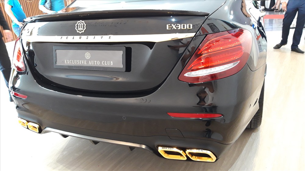 Một số chi tiết như ốp ống xả, nẹp trang trí, logo,... được mạ vàng tinh tế. Ảnh TK.