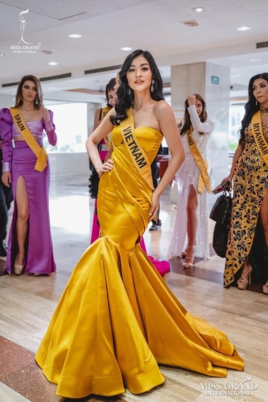 Trong khuôn khổ cuộc thi, tại buổi ra mắt báo giới hôm 16.10 ở Venezuela, cô diện đầm dạ hội đuôi cá của nhà thiết kế Thái Nguyễn. Trên sân khấu, cô hô vang: “Hà Kiều Loan Nguyễn - Miss Grand Vietnam“. Sự tự tin của Kiều Loan được ban tổ chức và các thí sinh vỗ tay tán thưởng. Ảnh: MIG.