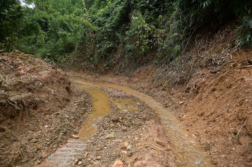 Ao bị ô nhiễm do dầu thải đổ trộm được nạo vét vẫn còn bốc mùi nồng nặc, váng dầu đọng trên mặt nước.